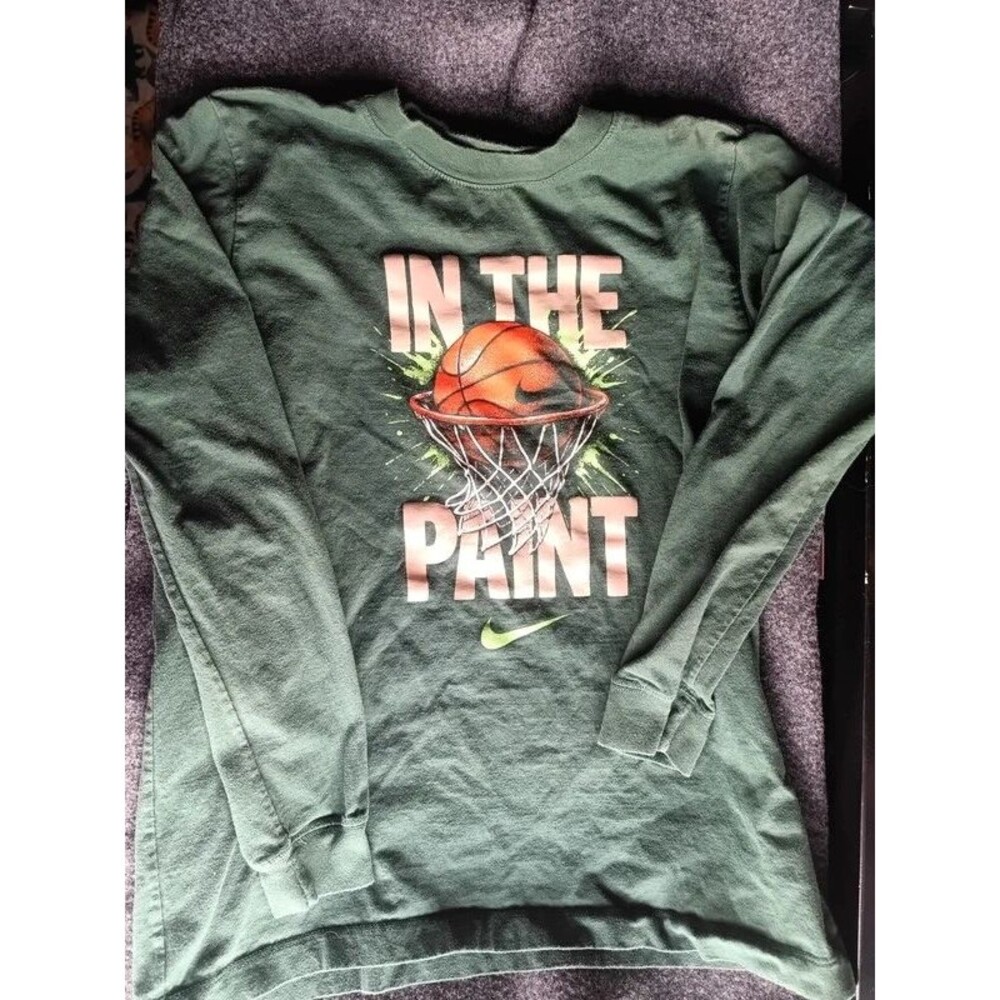 Nike Basketball "In The Paint" Long Sleeve Graphic Shirt - Kids XL (18-20)
